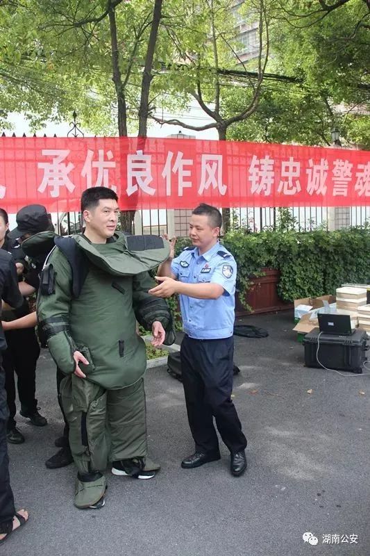 一身排爆服70多斤,揭秘一点差错都不能出的排爆警察