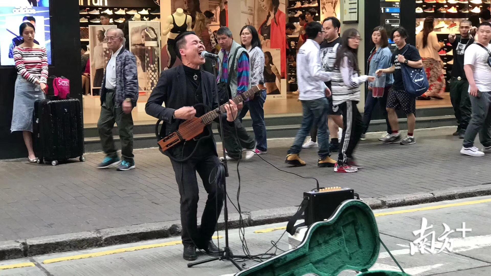 这个歌手名叫"小海南",今年31岁,海南临高人,真名叫做王小康.