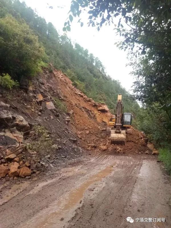 持续降雨造成宁蒗县多处路段严重塌方,出行需妥善安排