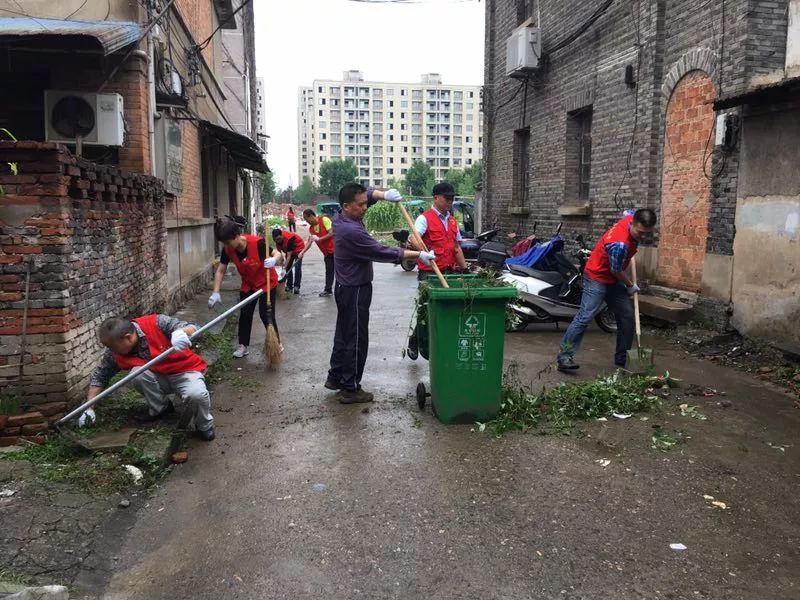 76县统战部的工作人员在武康街道居仁社区进行文明创建活动,对社区