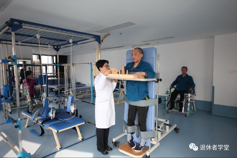 武汉市社会福利院老人接受康复训练