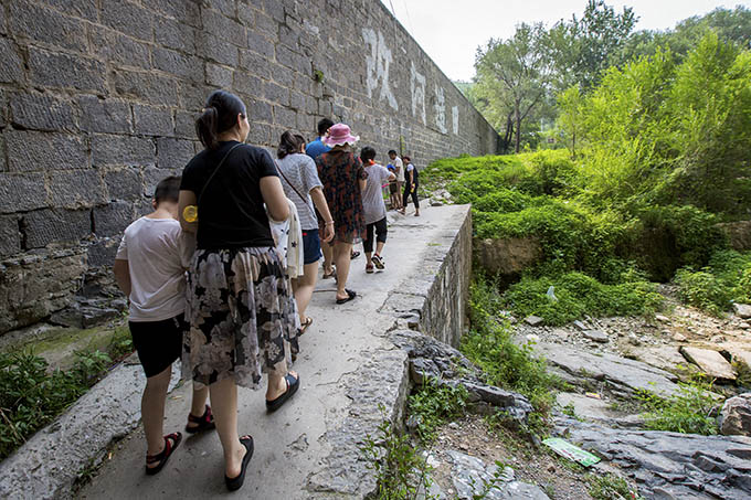 河南卫辉:上千村民在洞穴内清凉,青年洞成老牌避暑地