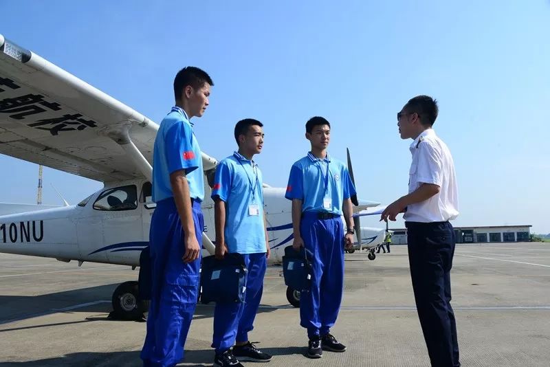 招聘飞行员_空乘招聘 华夏航空空乘面试流程(3)