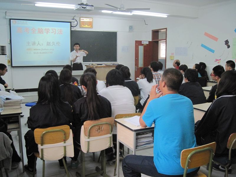 赵久伦老师受邀到尚丽外国语学校讲高考学习法