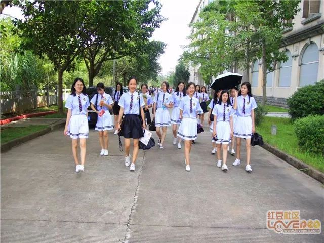 2018届毕业班的同学们身着充满青春气息的服装在桂江江边,明理楼前,大