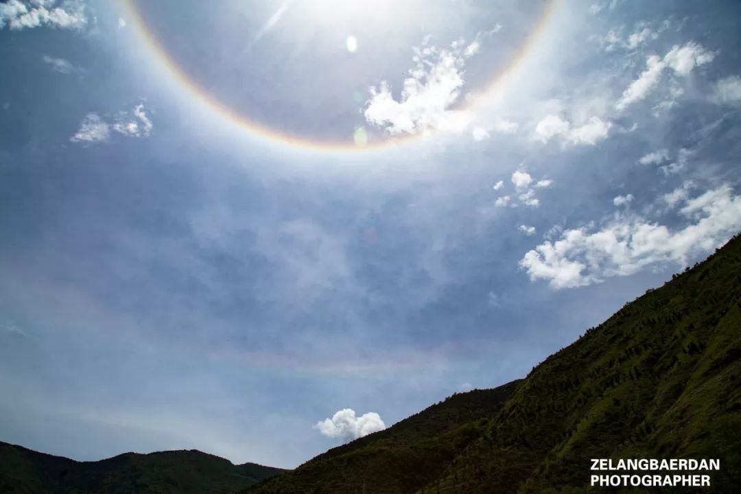 金川的天空:今天的太阳被一圈彩虹包围