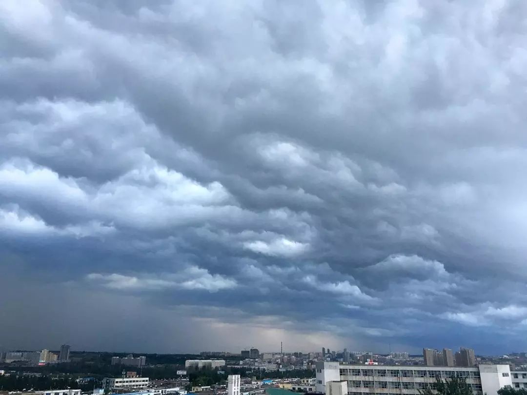 爱就像蓝天白玉,晴空万里,突然暴风雨!