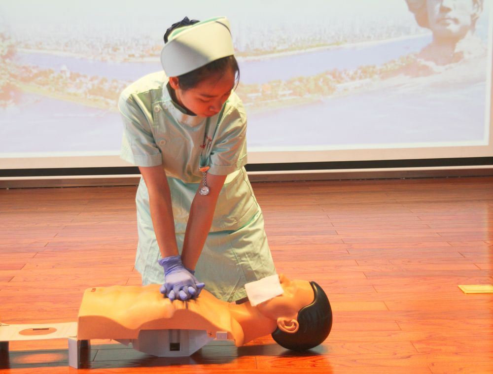 侯桂仁和夏慧青对新版心肺复苏技术及呼吸球囊的使用进行了现场演示