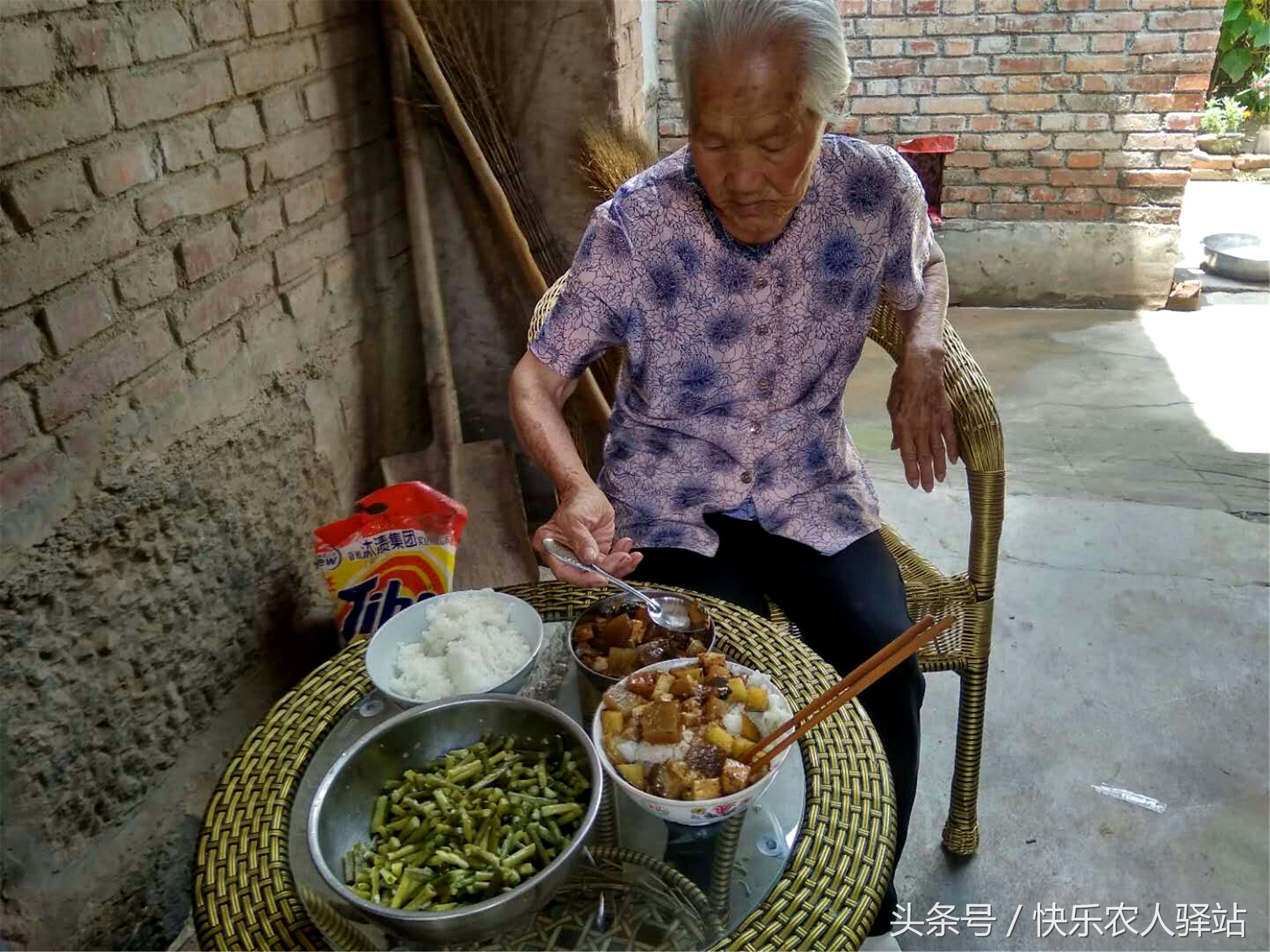 95岁农村老人的简单午餐,网友:一锅乱炖,不忍直视