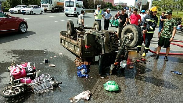 事发迎宾路!又是车祸,电动车主双腿被压,连消防都来了!