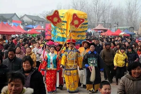 掌扇和华盖跟鸣鞭一样,都是皇帝仪仗队的标配,也就是经常出现在皇帝