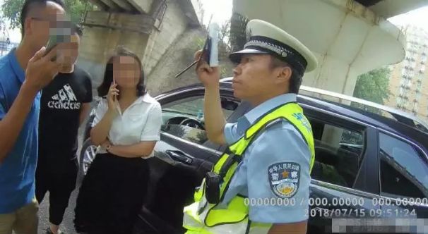 同车两男子推搡辱骂交警!结果.