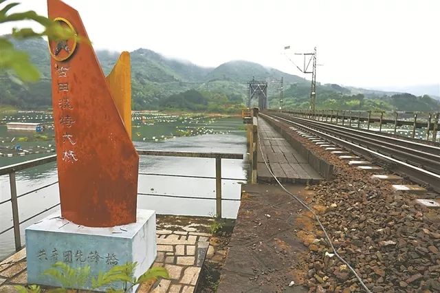 火车行进的线路叫外福铁路,自南平市外洋站起,途经古田,闽清,闽侯,至