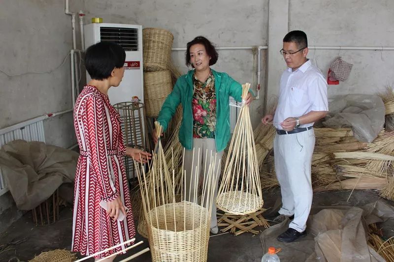 莒南县妇联到板泉镇调研妇女居家灵活就业