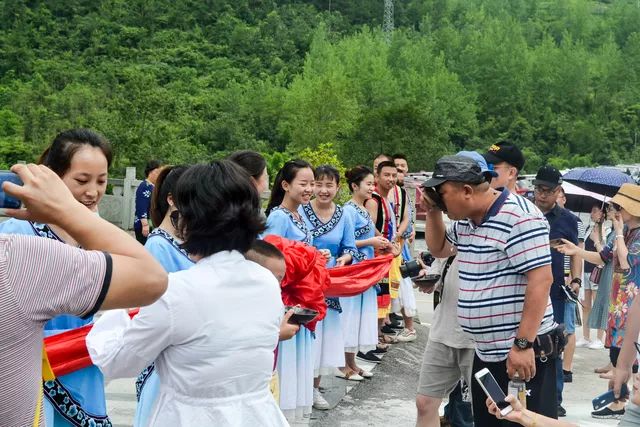 酉阳神龟峡景区热情好客的土家族阿妹们精心准备了拦门酒,特色民俗