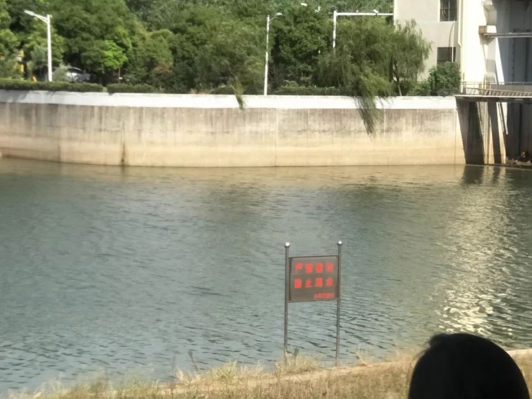 今天凌晨3点半左右胥浦河节制闸(红旗漫水闸)一男子夜钓时溺水身亡