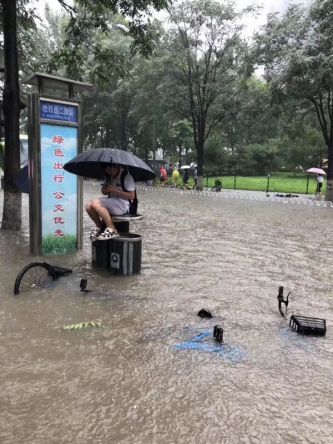 北京大暴雨,心疼淋雨的这些人