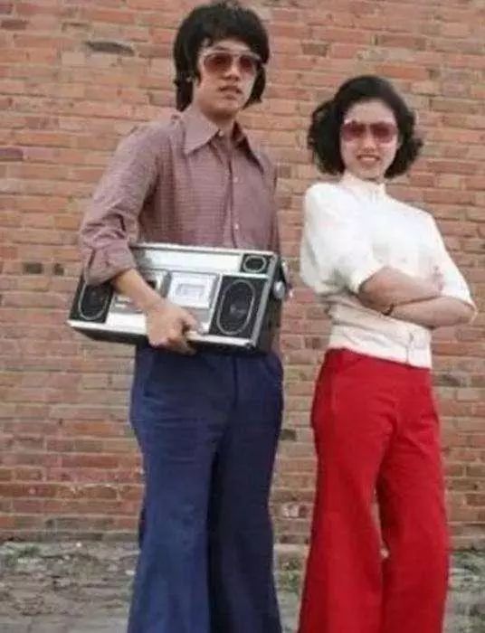 80年代中国历史的老照片:一对年轻男女,穿着非常时尚,墨镜,喇叭裤是