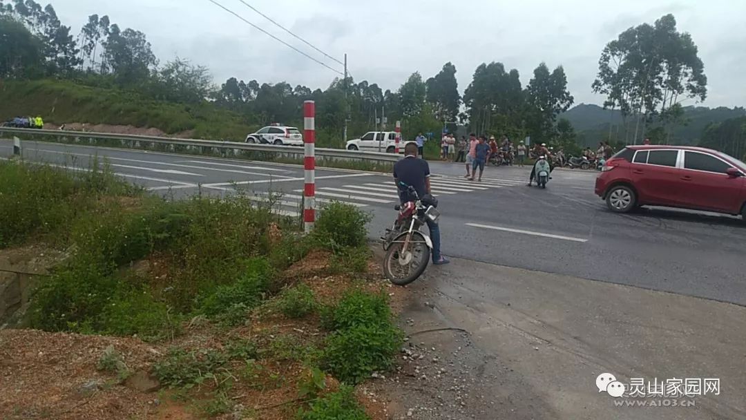 公路灵山县檀圩镇湴山村委会下谢村交叉路口处发生一起严重的交通事故