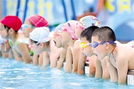 这个暑假您还在为孩子要选择在哪学游泳而发愁吗?