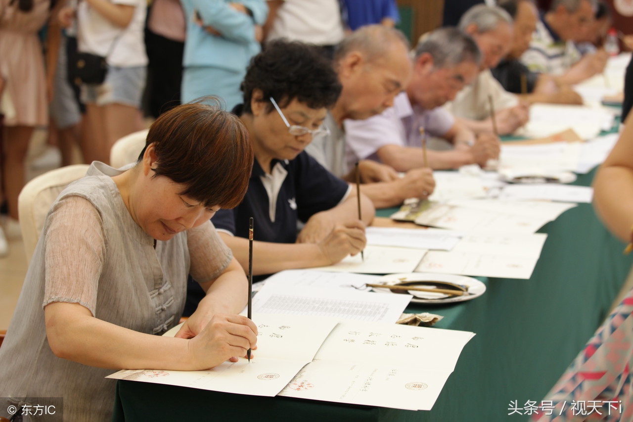 陕西书法家用毛笔写录取通知书,坚持12年,学生收到的是艺术瑰宝