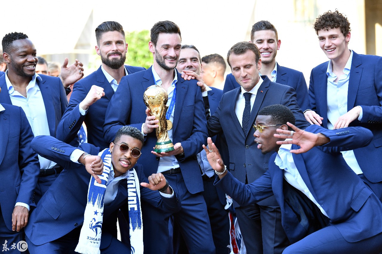 世界杯冠军法国队受邀参观爱丽舍宫,马克龙夫