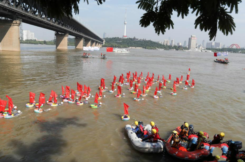 武汉第44届渡江节,5000人横渡长江