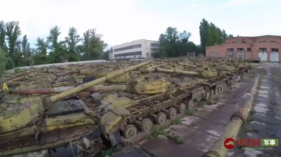 乌克兰这个军事基地,崭新坦克没人管随便开.