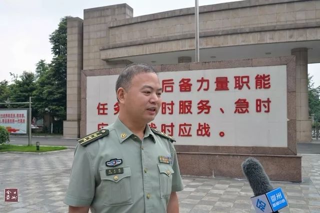 上校致辞:"多年以来,四川省崇州市为空军部队输送了许多优秀的飞行员