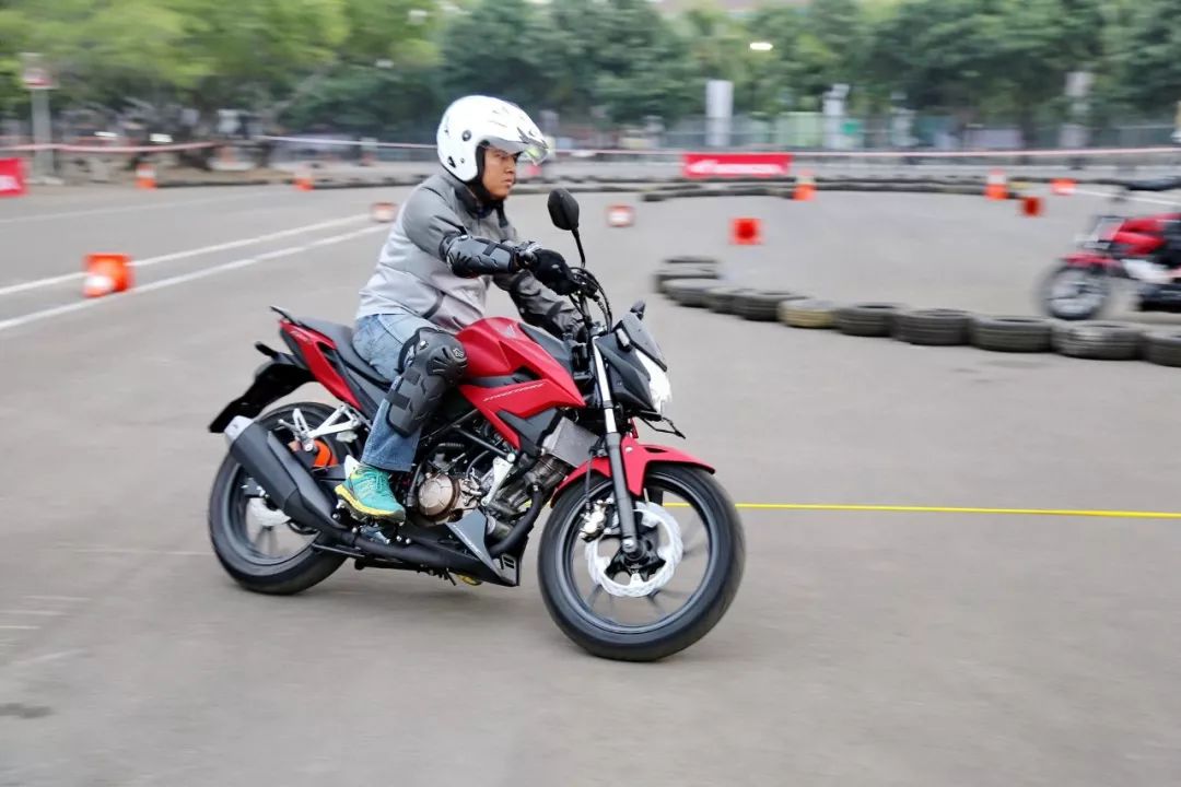 印尼honda 发布中期改进款运动街车 cb150r