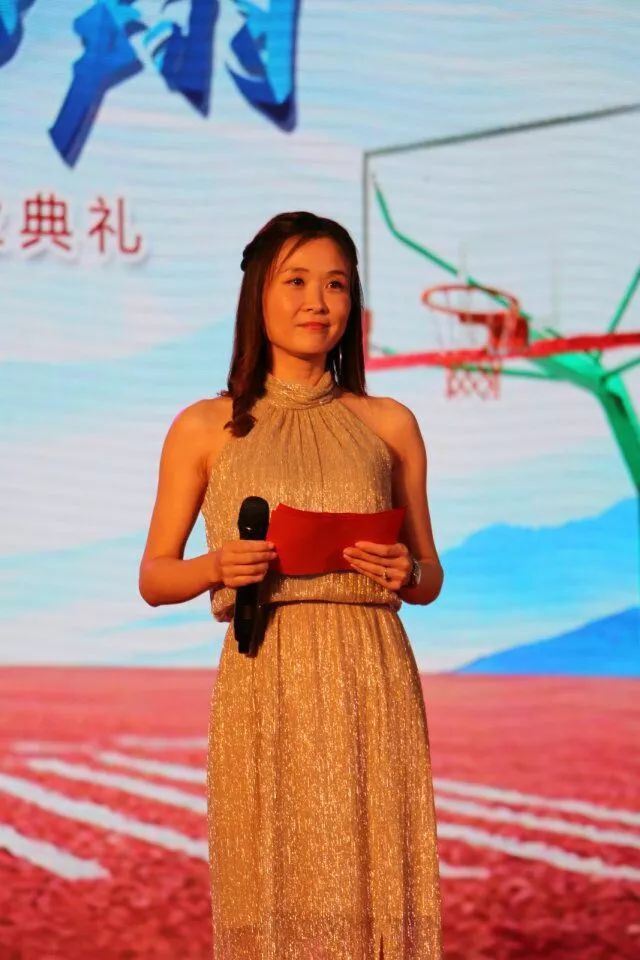 婷婷,2012级3班的吕潇潇和2012级7班的俞奥琪四位主持人款款走上台来