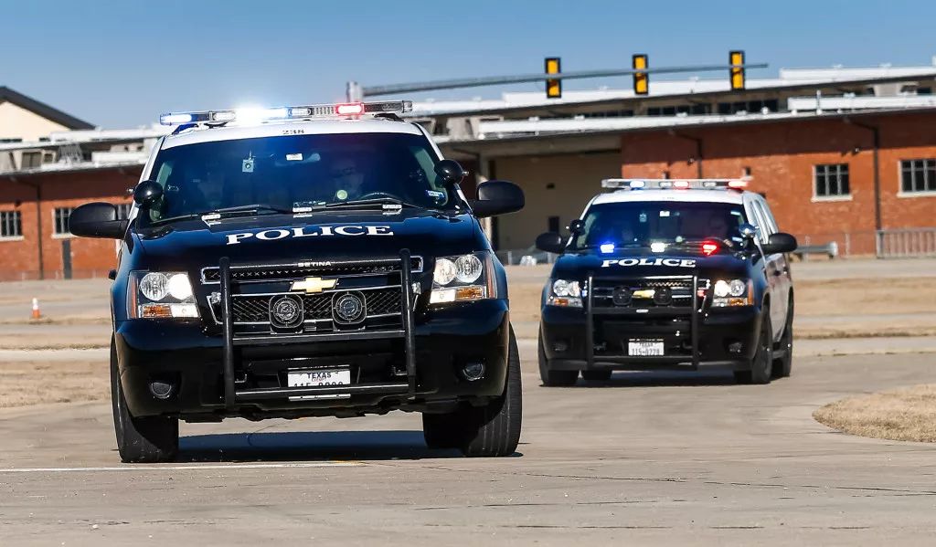 哪个区域你都能见到同款警用车,有些是全尺寸皮卡也有一些是全尺寸suv