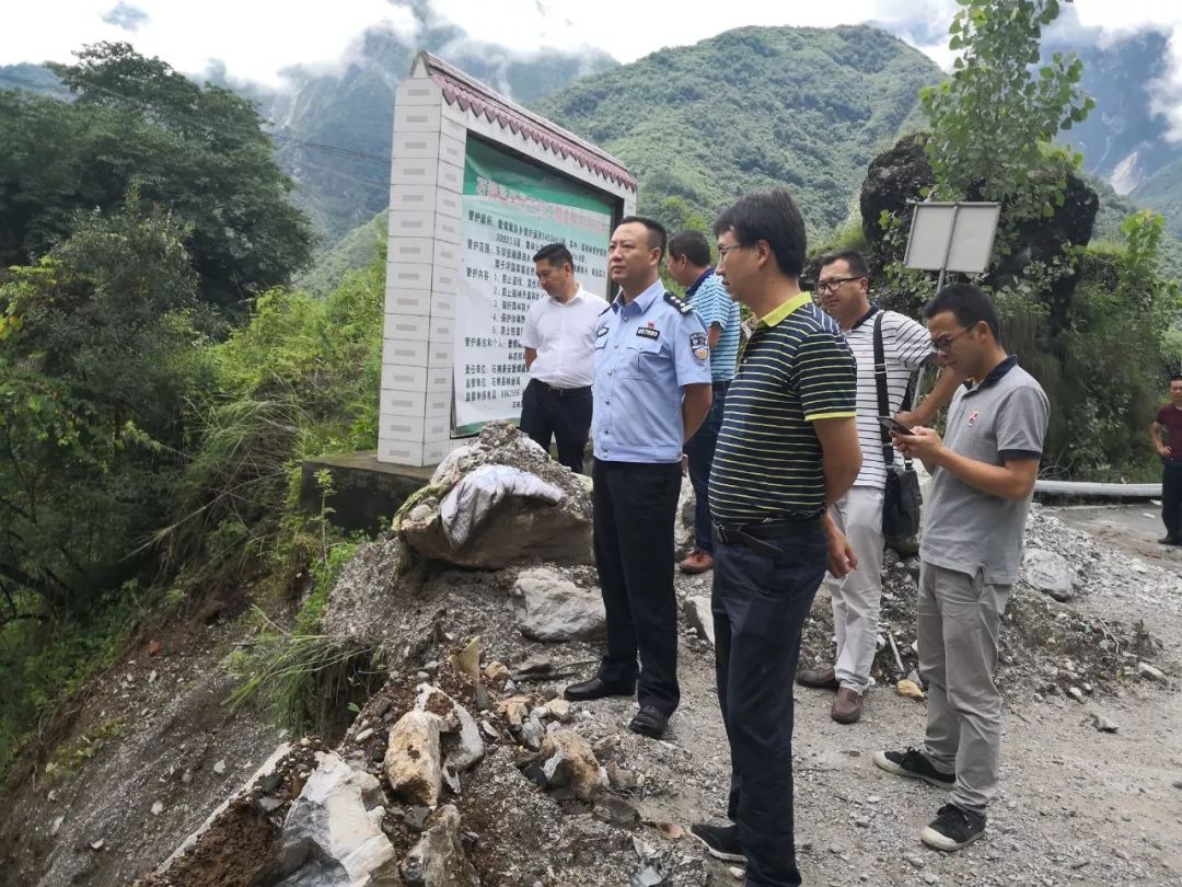 副县长,县公安局党委书记,局长温鹏赶赴蟹螺乡,永和乡察看灾情