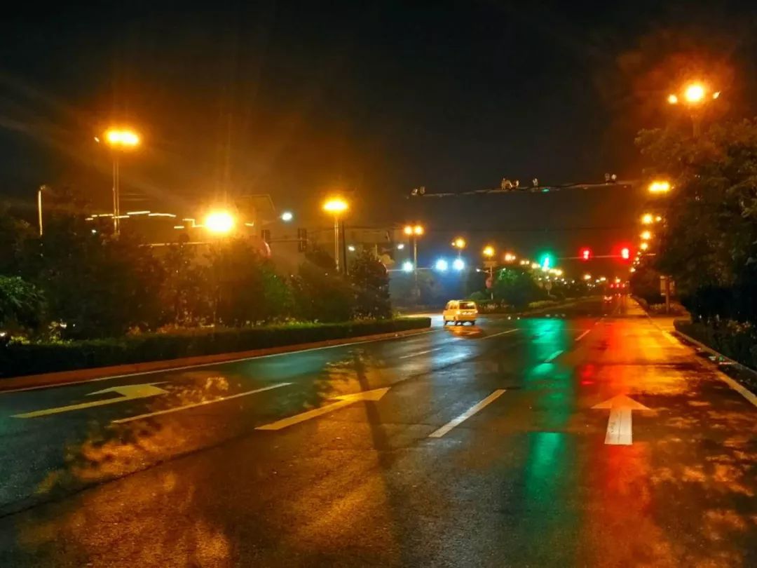 雨后的交城夜景!北关商业街,北环路口,东环路.真叫