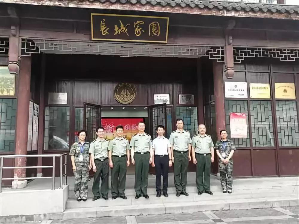 上海警备区政委凌希走访调研陆家嘴"长城家园",沪东