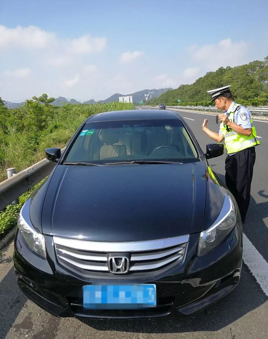 揭阳一男子驾车在高速路上睡大觉 交警发现端倪