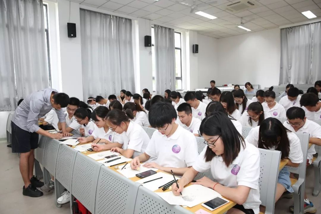 在闭幕式上,南京大学医学院韩晓冬书记,南京大学教务处蔡颖蔚副处长