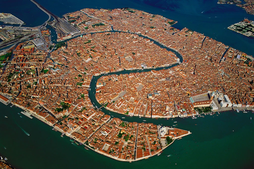 威尼斯位于意大利亚得里亚海滨的威尼托省,四周环海,由威尼斯泻湖