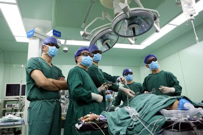 李炳团队为胆道闭锁患儿实施了腹腔镜下"葛西手术"(肝门-空肠吻合术)
