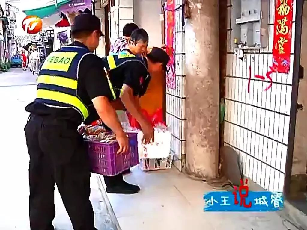 小区部分居民侵占绿地种菜，武汉东西湖区城管执法队员铲除菜地复绿_活动_社区