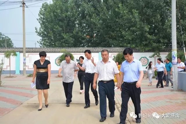 与会人员参观了八农场李庄省级"示范妇女之家"建设,听取创建工作介绍.