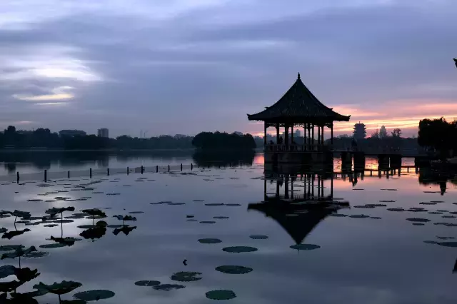 晚来妆面胜荷花 鬓亸欲迎眉际月,酒红初上脸边霞 一场春梦日西斜.