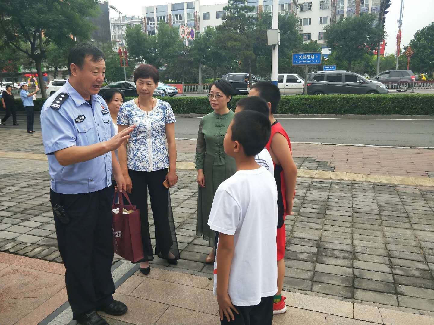 交警战酷暑 爱心送清凉 民建秦皇岛市山海关区委慰问交警纪实