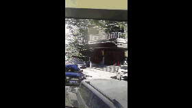 南宫28网站：痛心！无锡三岁儿童在家门口被轿车碾压致死监控视频触目惊心！儿童车祸频发背后是(图1)