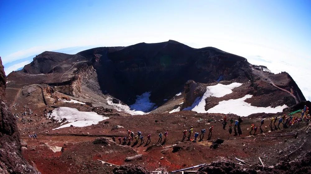 需用时1个半小时即围绕着直径780m的富士山火山口周游一圈欣赏完御来