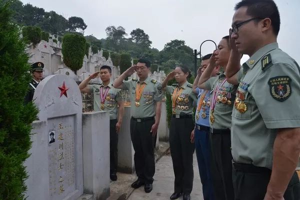 王建川墓碑照片为何侧身?截自新兵训练照,系19岁人生底片