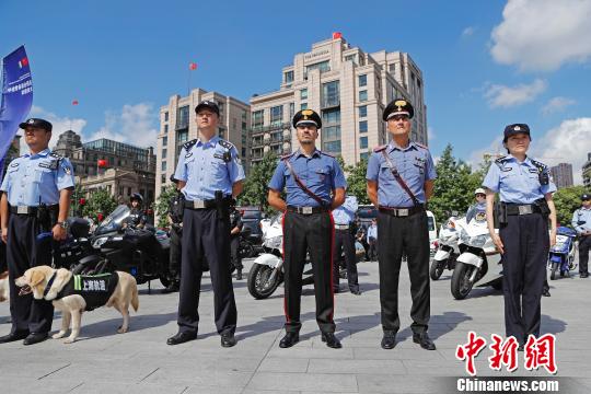 意大利警员"亮相"外滩 中意警方在华警务联合巡逻上海站启动