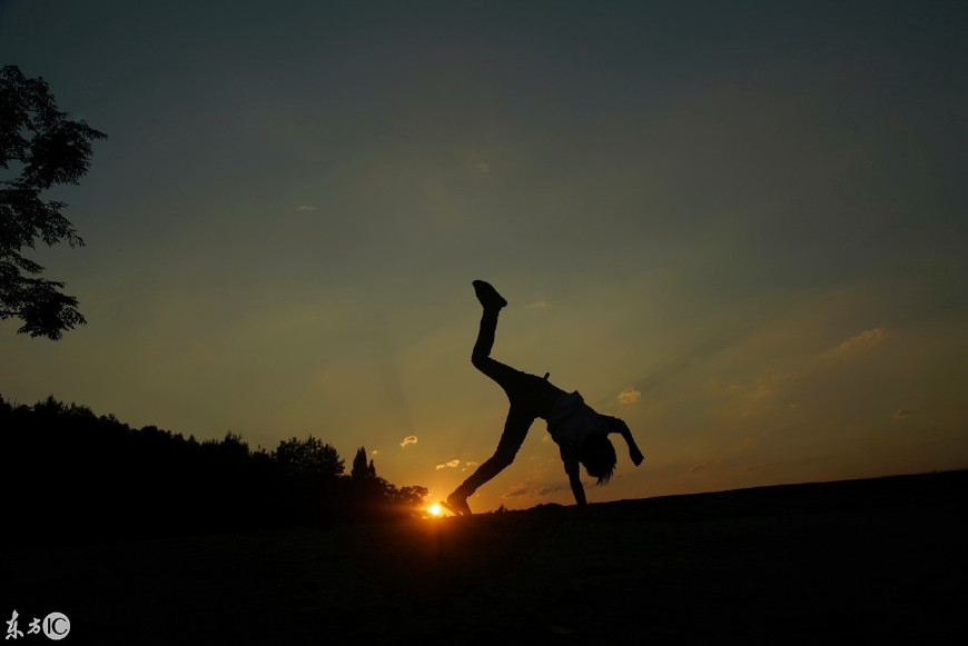 夕阳下的少年