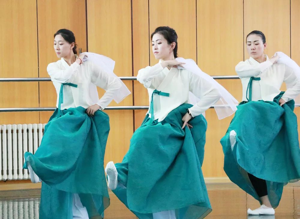 "纱巾舞"是朝鲜民族舞蹈中小道具部分较为典型,常用的民俗舞蹈之一.