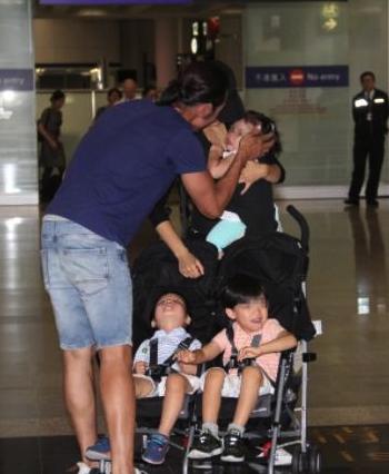 陳茵媺帶仨兒女回加拿大，陳豪與老婆孩子逐一吻別，畫面非常溫馨 娛樂 第11張